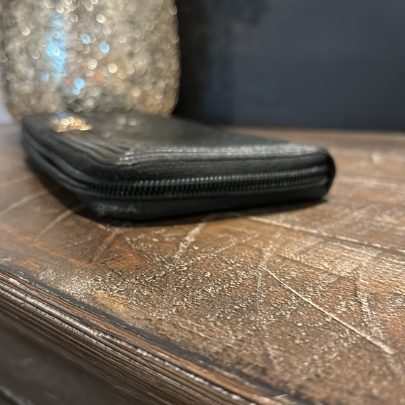 Chanel Auth. Caviar zippy wallet. - Picture 6 of 11